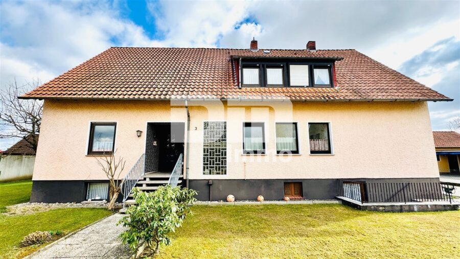Schönes 1 - 2 Familienhaus mit riesigem Grundstück, Doppelgarage und umfangreichen Nutzflächen - Frontansicht